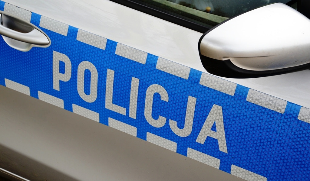 pobicie w obiekcie MOSiR w Nowym Sączu. drzwi radiowozu z napisem POLICJA