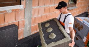 Planujesz ocieplenie domu? Sprawdź, jak oszczędzić czas i pieniądze! (materiał promocyjny)