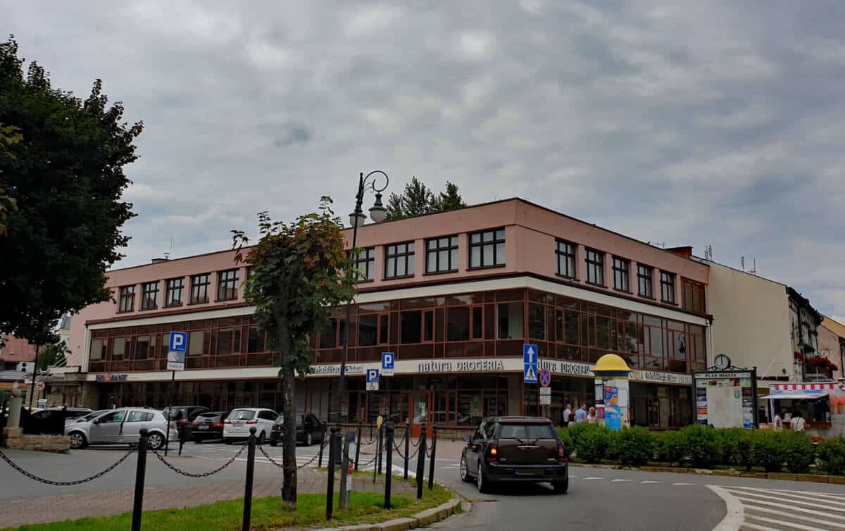 Dawny DH Merkury w Nowym Sączu. Od wielu lat działa w nim m.in. bank oraz sklep drogeryjny