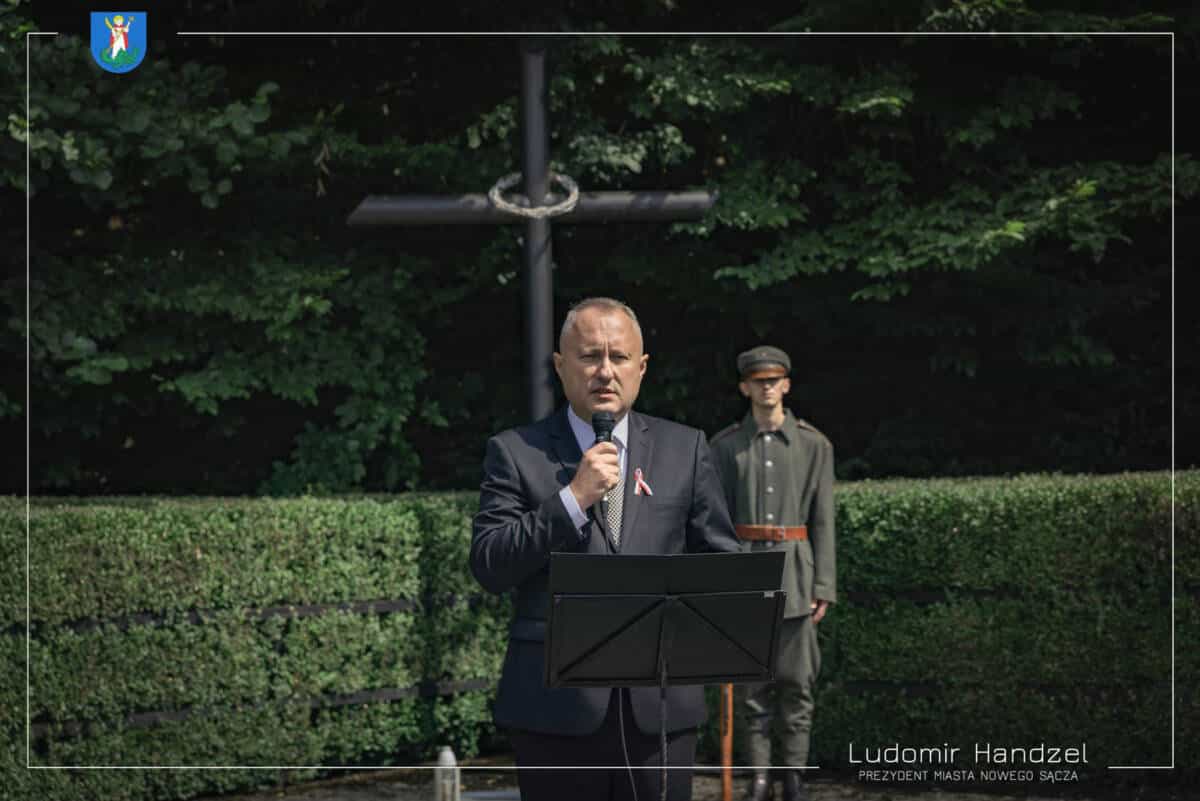 80. rocznica egzekucji w Biegonicach, przemawia prezydent Nowego Sącza Ludomir Handzel