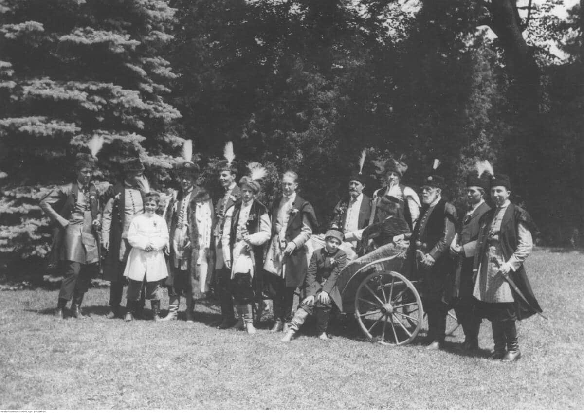 24 czerwca 1937. Ślub księcia Adama Michała Józefa Czartoryskiego z hrabianką Jadwigą Stadnicką. Grupa gości weselnych w staropolskich strojach szlacheckich w parku przy pałacu w Nawojowej. Od lewej widoczni: książę Konstanty Stefan Czartoryski, książę Włodzimierz Czartoryski, hrabia Paweł Stadnicki