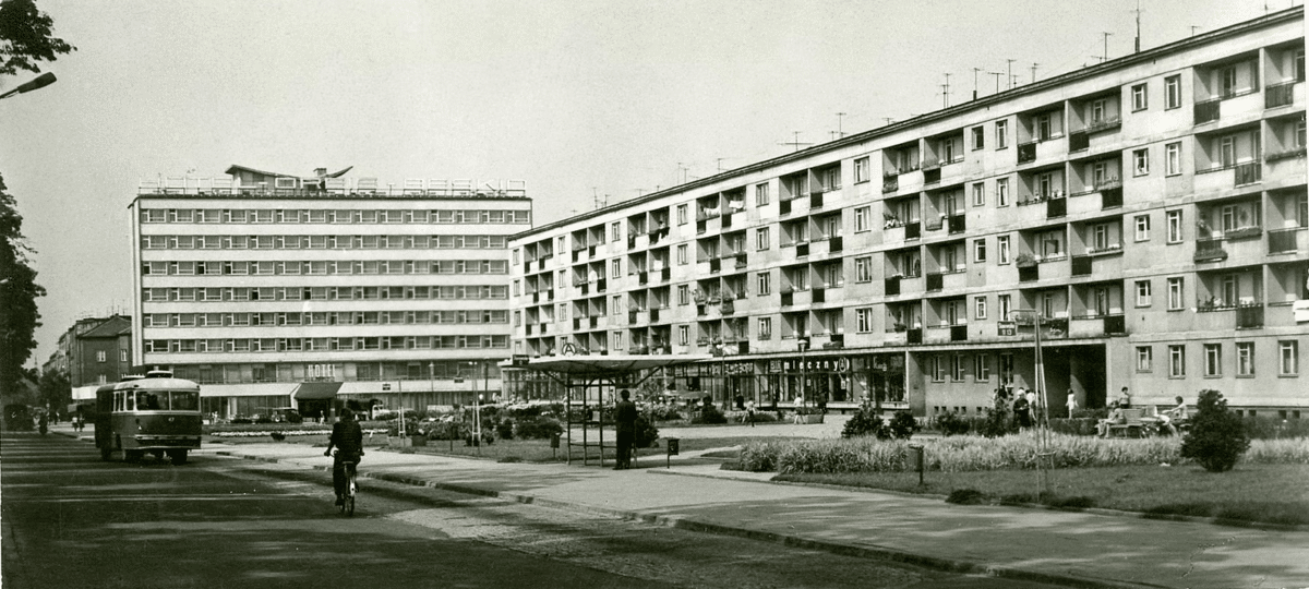 Hotel Orbis Nowy Sącz "Beskid" i blok nazywany "Pekinem", koniec lat 60.