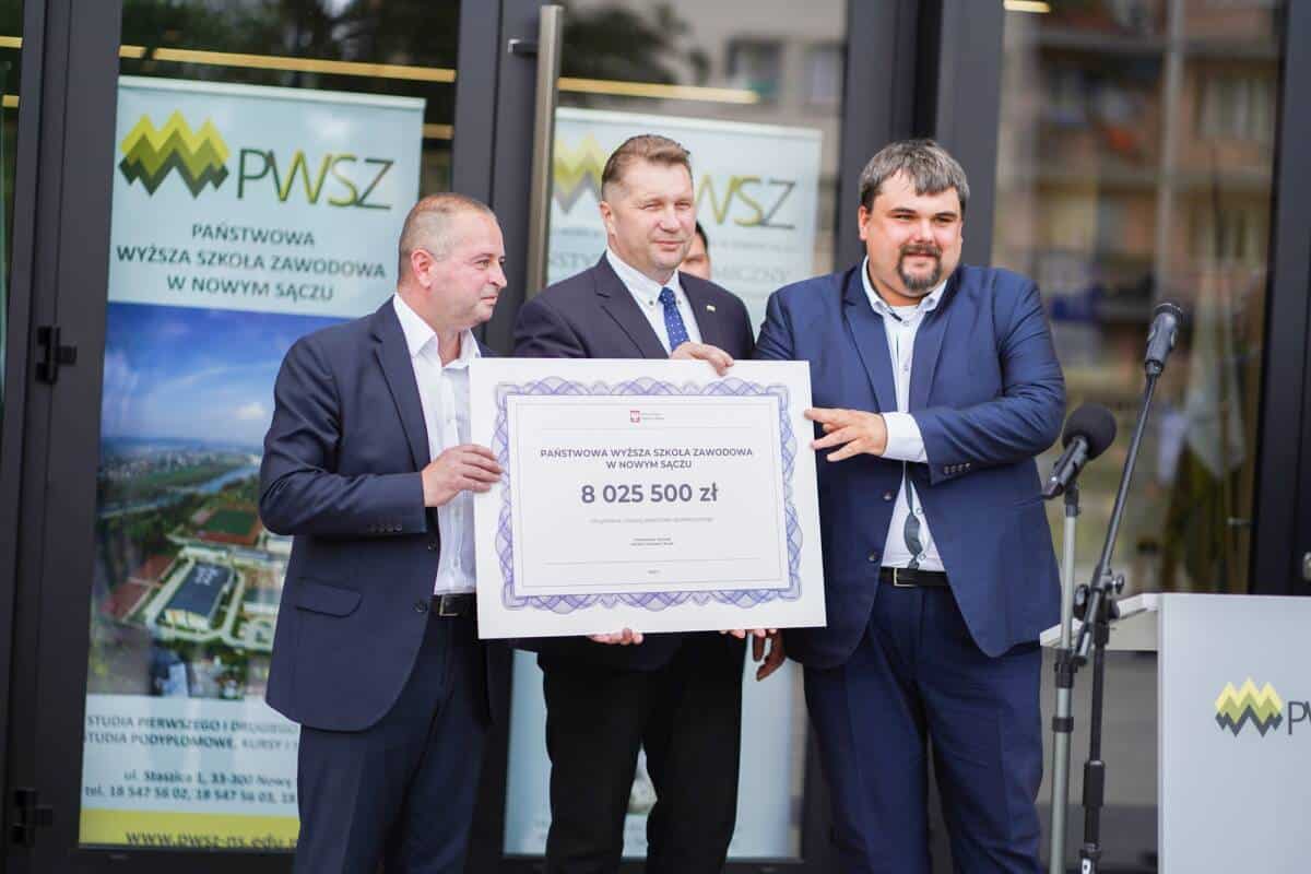 Rektor PWSZ Mariusz Cygnar, szef MEiN Przemysław Czarnek i poseł Patryk Wicher z symbolicznym czekiem dla uczelni