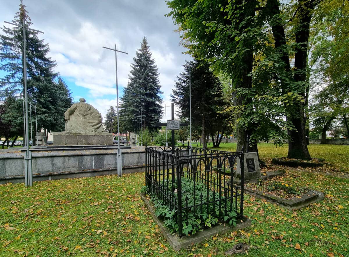 Ks. Jan Machaczek (1794 - 1882). Grób na Starym Cmentarzu w Nowym Sączu