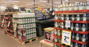 Najdroższe znicze w tym roku są supermarketach i hipermarketach. Wzrost cen rdr. jest dwucyfrowy