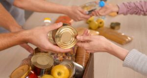 Kaufland zachęca klientów do pomocy potrzebującym – świąteczne zbiórki żywności w sklepach sieci