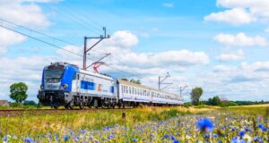 Lokomotywa Griffin produkcji Newag S.A. prowadzi skład PKP Intercity