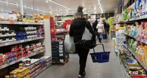 osoba z koszykiem w markecie