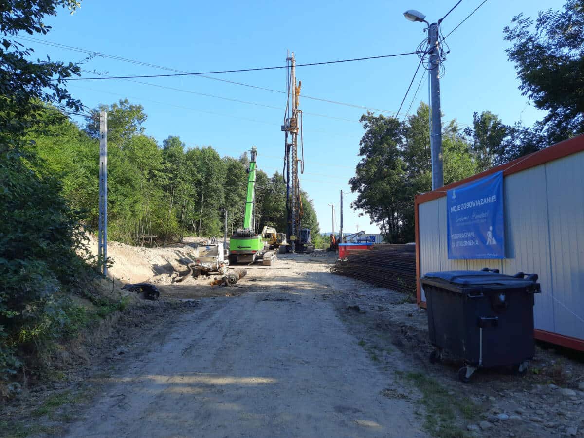 stabilizacja osuwiska i odbudowa 100-metrowego odcinka ul. Zalesie na osiedlu Dąbrówka.