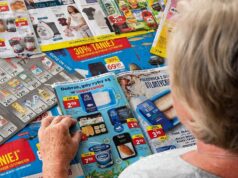 Sklepy tną koszty na papierowych gazetkach. Wojna na promocje przenosi się do świata online