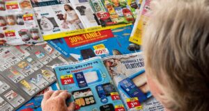Sklepy tną koszty na papierowych gazetkach. Wojna na promocje przenosi się do świata online