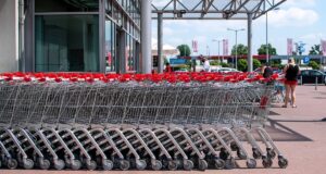 Zmienia się układ sił w handlu spożywczym. Rośnie konkurencja między dyskontami a sieciami convenience rząd koszyków sklepowych