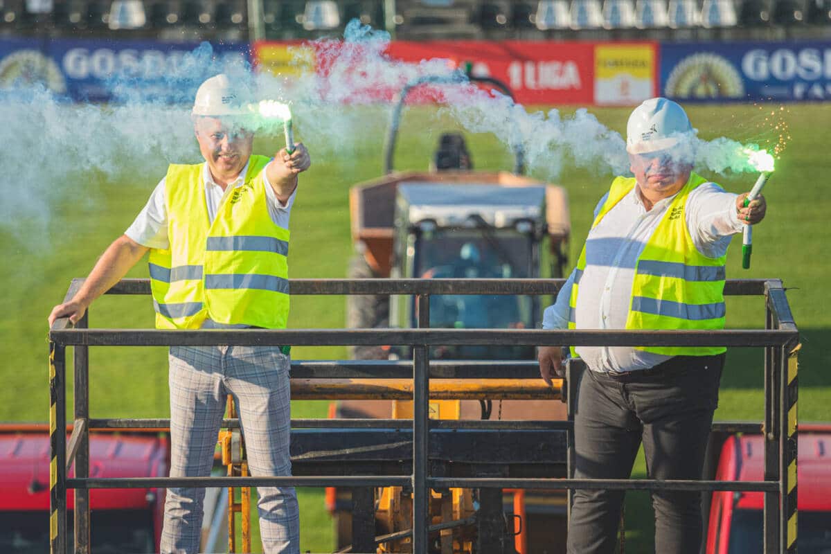 Czerwiec 2021. Show na miejskim stadionie w Nowym Sączu z okazji podpisania umowy i rozpoczęcia inwestycji. Z racami, na wysięgniku prezydent Nowego Sącza Ludomir Handzel (po lewej) i Jan Kos, prezes spółki Grupa Blackbird.