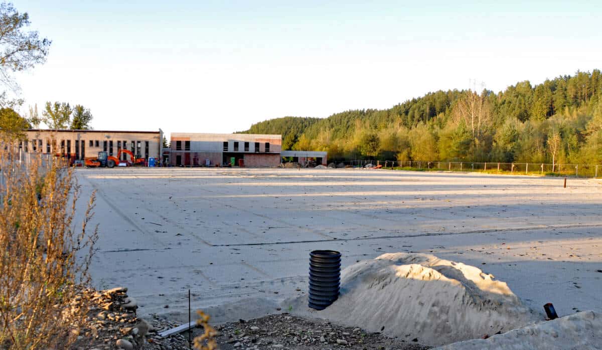 boisko w Nowym Sączu Zawadzie ul. Siedleckiego, prace przy budowie przerwała Grupa Blackbird