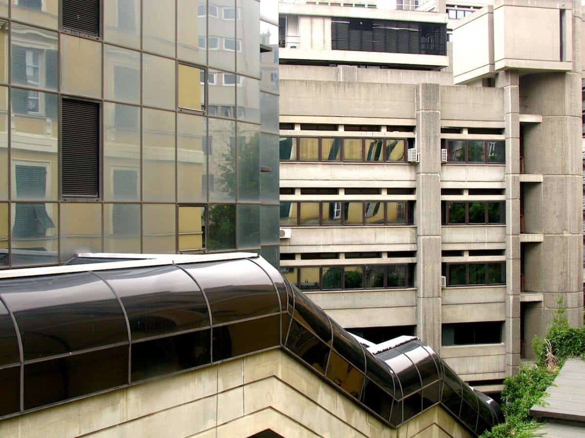 Pleksi, plexigas bądź szkło organiczne to określenia tego samego tworzywa sztucznego, które składa się z PMMA