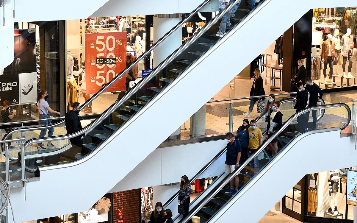 Galerie i centra handlowe straciły 7% klientów rdr w pierwszych miesiącach 2025. Wnętrze galerii handlowej