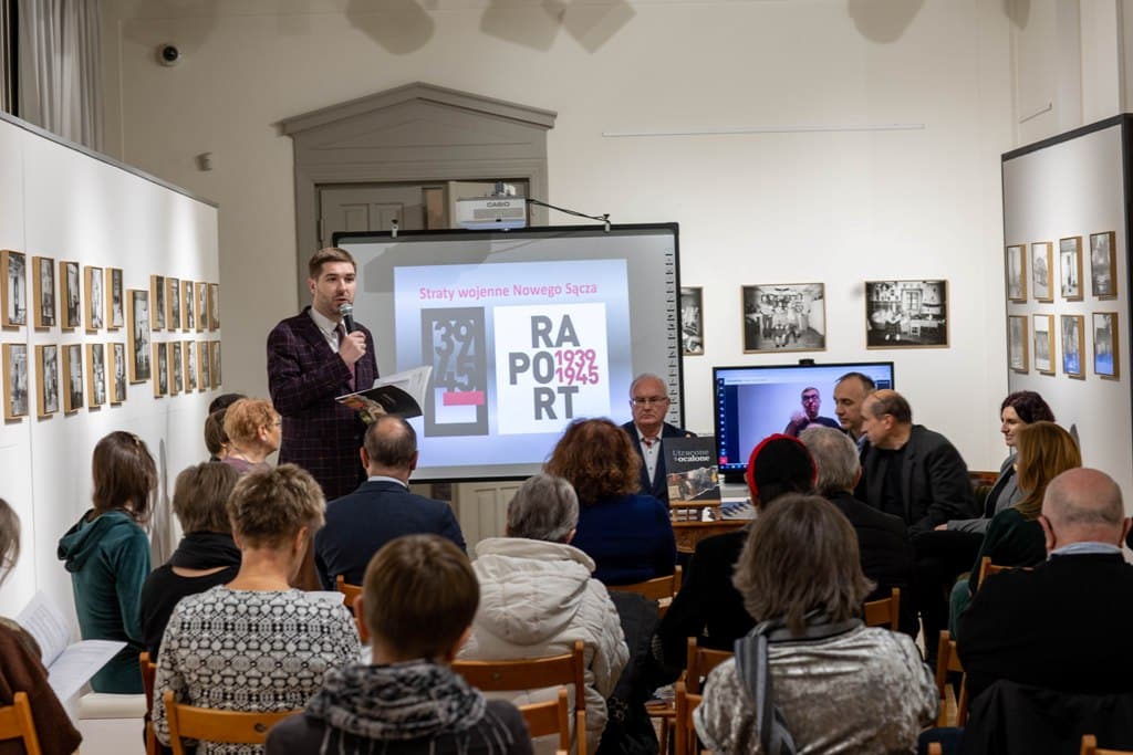 Wydawnictwo „Utracone, ocalone” dokumentuje historię powstania i rozpadu zbiorów Muzeum Ziemi Sądeckiej oraz powojenne losy Muzeum w Nowym Sączu.