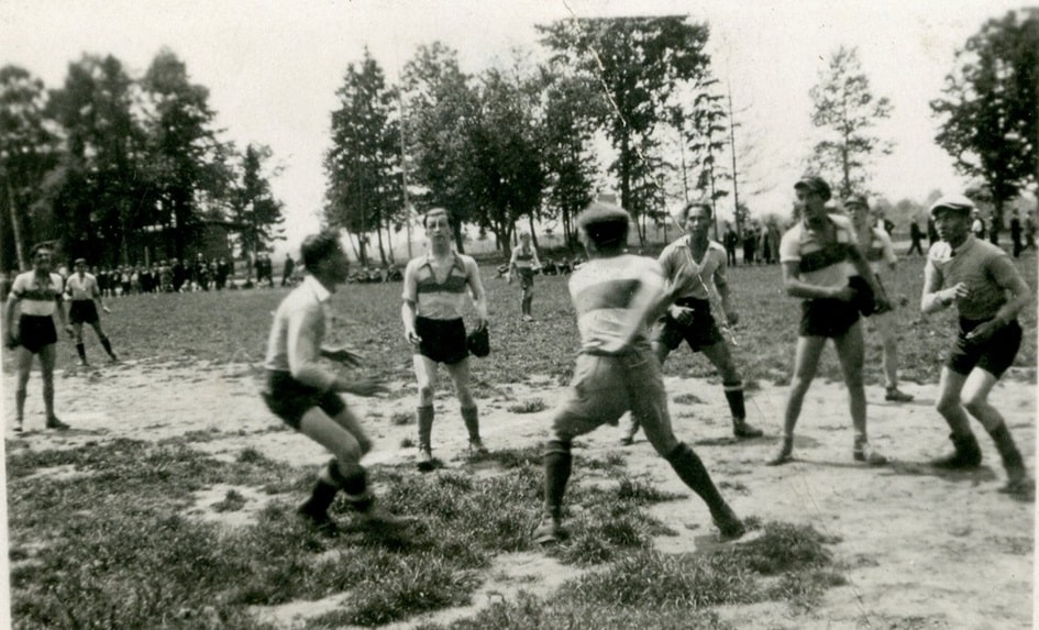 Mecz piłki nożnej na „Jordanówce Kowalskiego” w latach 30-stych.