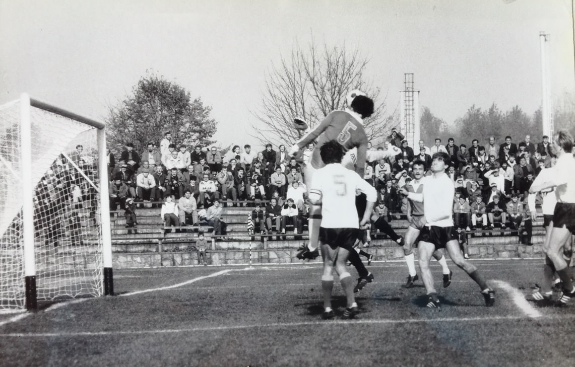 Widok na część nieistniejącej już trybuny stadionu Sandecji przy ul. Jana Kilińskiego 47 od strony rzeki Kamienicy, 1986.