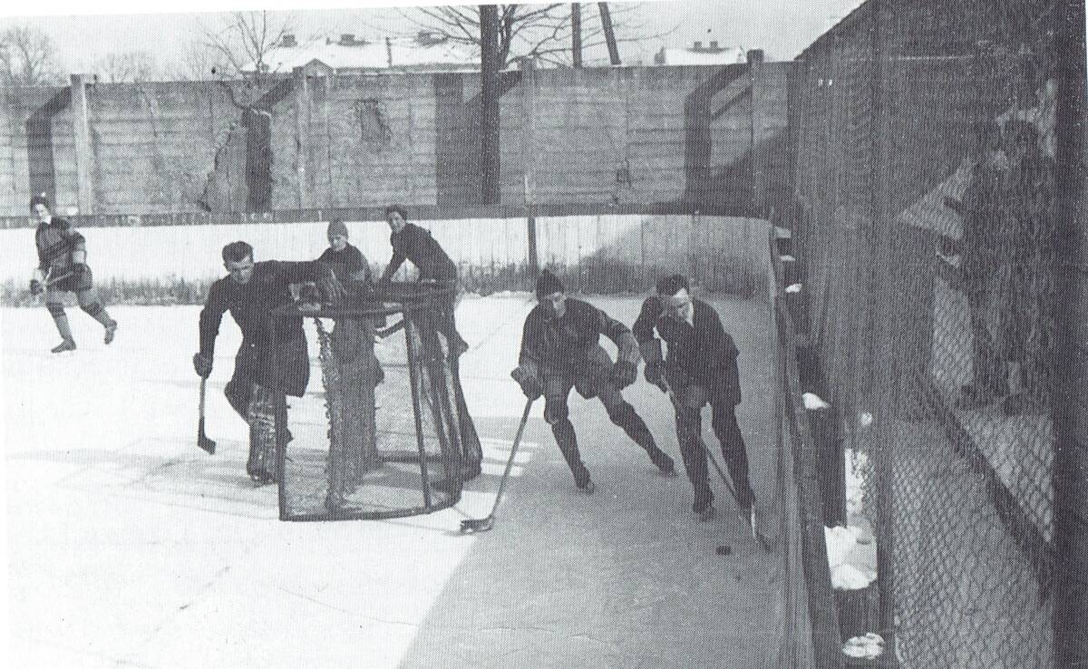 Dawne stadiony Sandecji. Mecz hokejowej „Sandecji” na „Starej Sandecji”, lata 50/60-te.