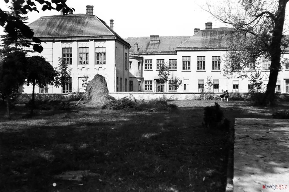 Ciuciubabka - szkoła na rogu ul. Staszica i Al. Wolności w Nowym Sączu, widziana od strony Starego Cmentarza. Lata 50.