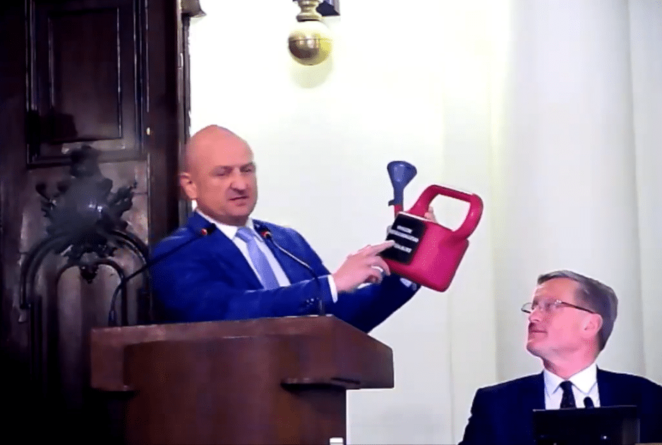 Krzysztof Ziaja radny Nowy Sącz konewka