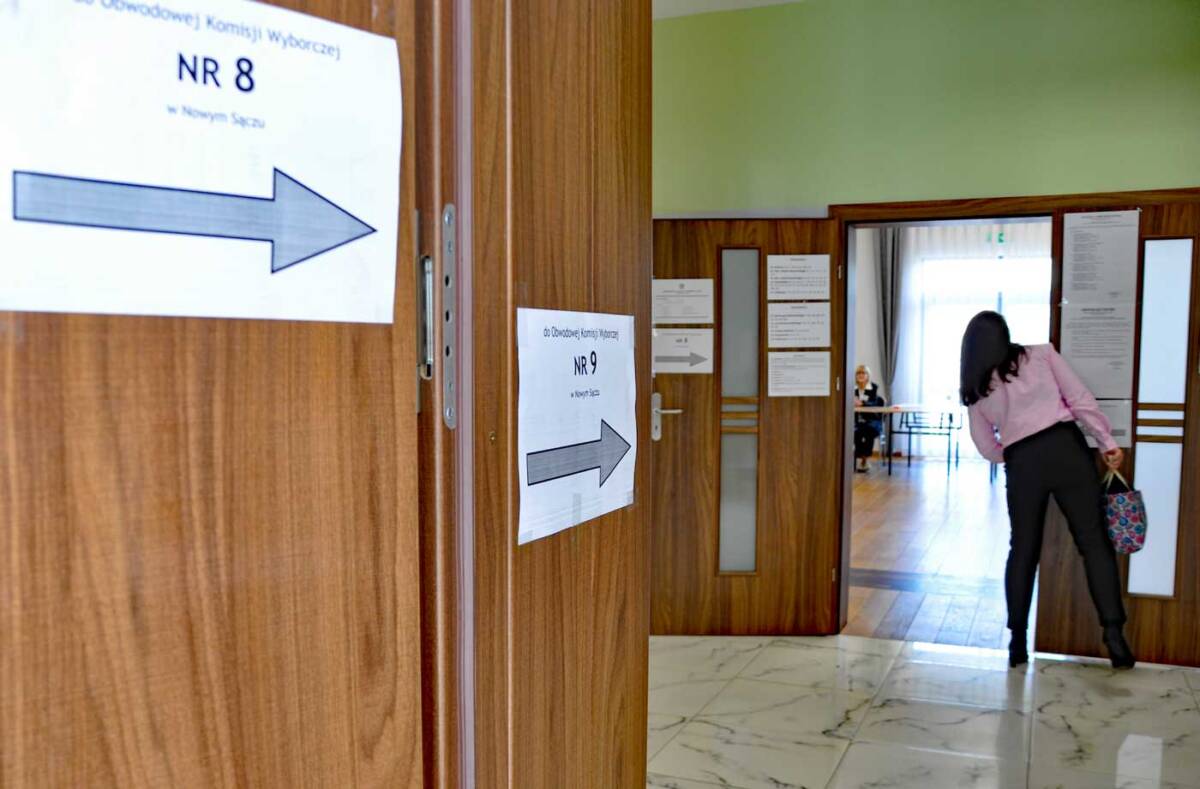 wybory Nowy Sącz 2024. w siedzibie obwodowej komisji wyborczej nr 8 i 9