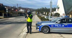 policjant z radarowym miernikiem prędkości, okolice Nowego Sącza