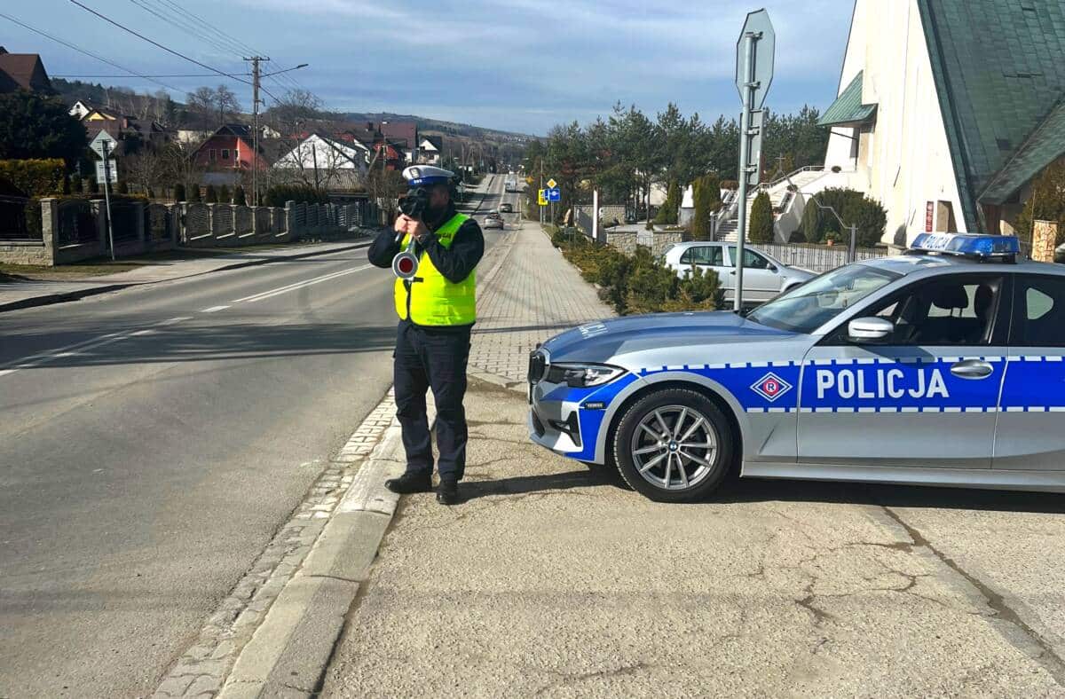 policjant z radarowym miernikiem prędkości, okolice Nowego Sącza