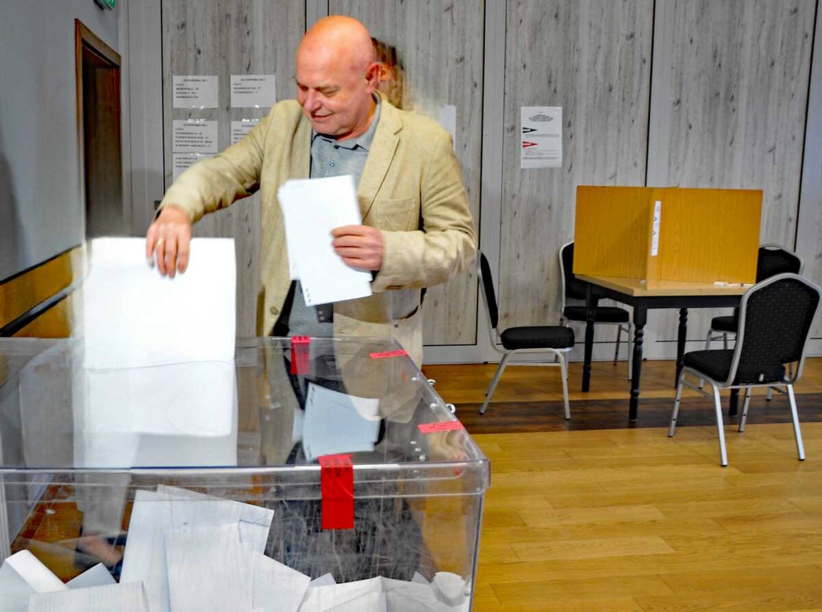 wybory Nowy Sącz 2024. Ryszard Nowak głosuje w Obwodowej Komisji Wyborczej nr 9 przy ul. Kołłątaja. Fot. JO / Twój Sącz