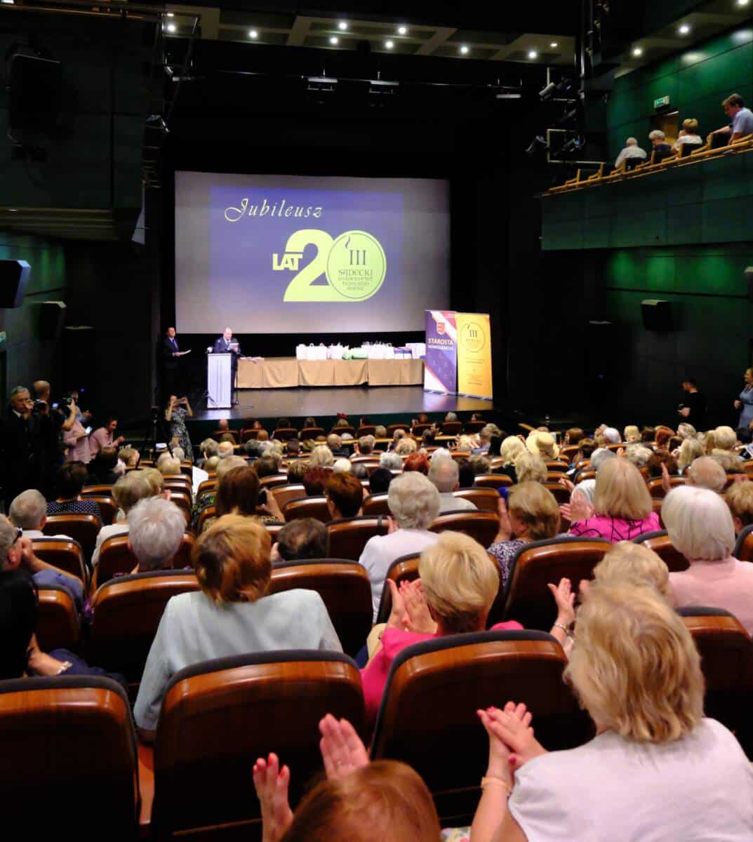W działaniach edukacyjno-aktywizujących, które organizowane były przez SUTW, w latach 2004-2024 uczestniczyło około 10 tysięcy seniorów