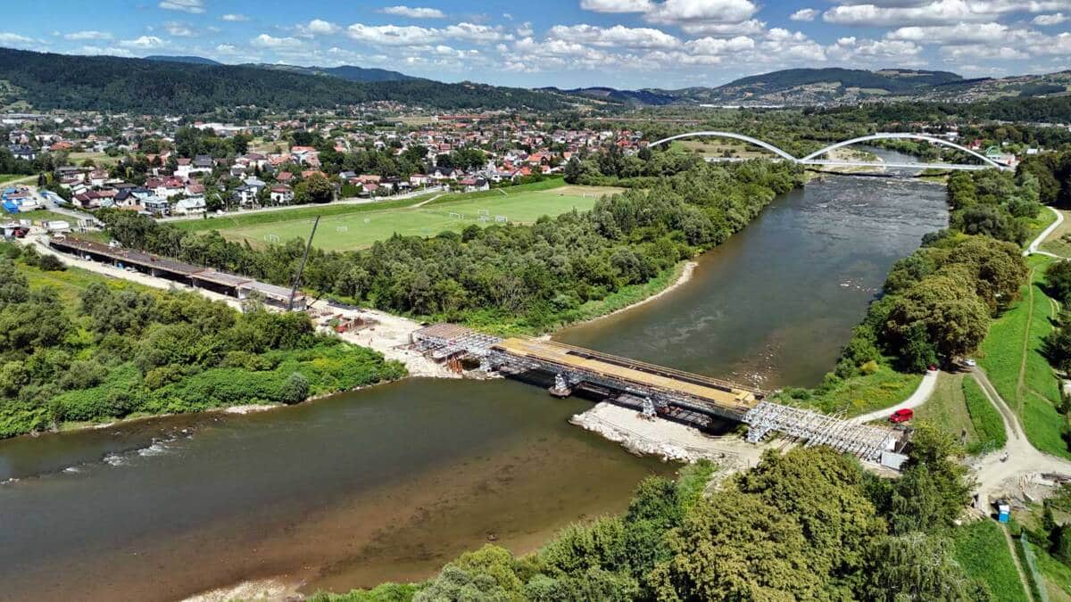 Najnowsze zdjęcia z budowy mostu kolejowego na Dunajcu w Nowym Sączu, w ramach trwającej modernizacji linii kolejowej nr 104