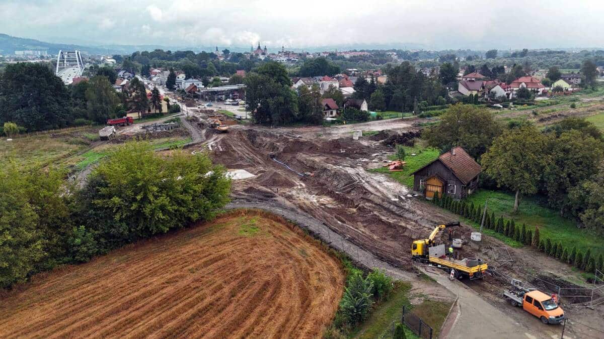 najnowsze zdjęcia (z 9 sierpnia 2024) z prac w Nowym Sączu (ul. Krakowska) związanych z modernizacją linii kolejowej nr 104. Fot. Piotr Hamarnik/PKP Polskie Linie Kolejowe S.A.
