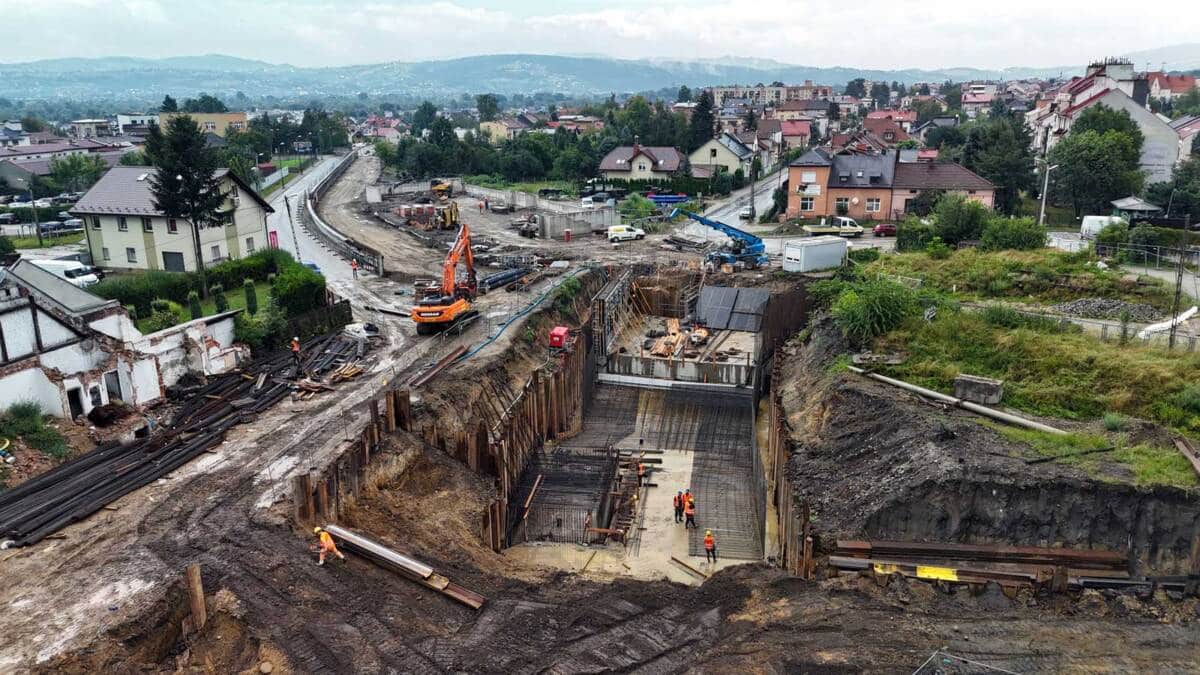 Budowa wanny szczelnej przy nowym wiadukcie kolejowym, który powstanie na skrzyżowaniu ul. Kolejowej i Asnyka w Nowym Sączu 9 sierpnia 2024