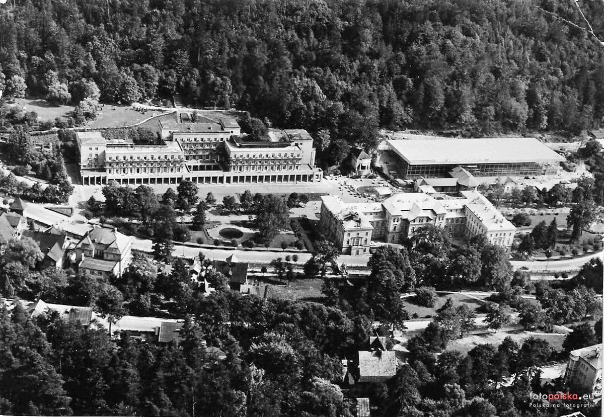 Centrum Krynicy z lotu ptaka na widokówce KAW z około 1970. Źródło: Fotopolska.eu