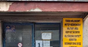 była baza PKS w Nowym Sączu kupiona na potrzeby Wojsk Obrony Terytorialnej. Wejście do byłego biurowca PKS