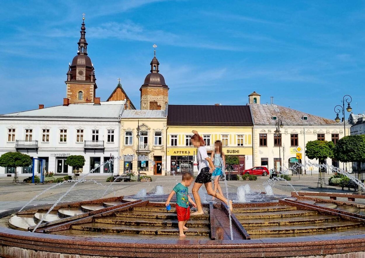 Fontanna w Nowym Sączu, na rynku, została ufundowana w 2006 roku przez braci Koral. Fot. JO/Twój Sącz
