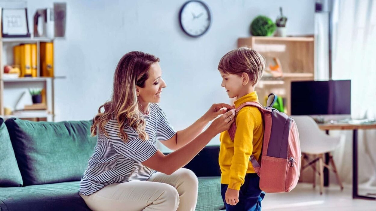Pierwsze dni w szkole to moment pełen emocji, zarówno dla dzieci, jak i rodziców, którzy często przeżywają ten etap równie intensywnie