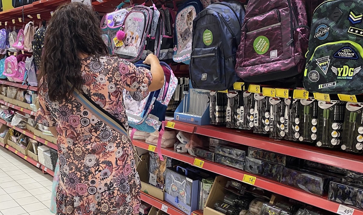 gdzie kupujemy art. szkolne. Z deklaracji konsumentów wynika, że w tym roku 37,9% rodziców i opiekunów finalnie zrealizuje tego typu zakupy w dyskontach. Natomiast 30,8% kupujących postawi na hipermarkety.