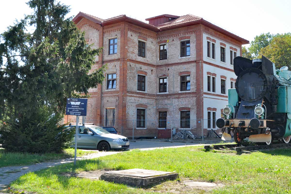 Nowy Sącz ul. Kolejowa, zabytkowy budynek poddawany renowacji, ma w nim powstać hotel. Widoczny parowóz TKt48