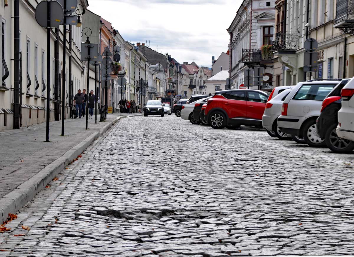 Ul. Piotra Skargi w Nowym Sączu. Władze proponują tu asfalt zamiast kostki