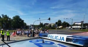 przejście dla pieszych, policjanci i fragment radiowozu, "Bezpieczna droga do szkoły"