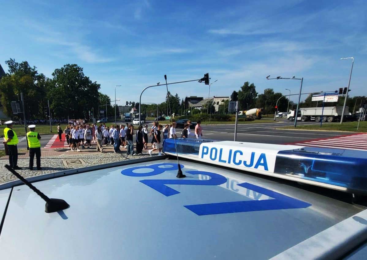 Działania „Bezpieczna droga do szkoły". Głównym ich celem było zapewnienie bezpieczeństwa uczniom poruszającym się po sądeckich drogach