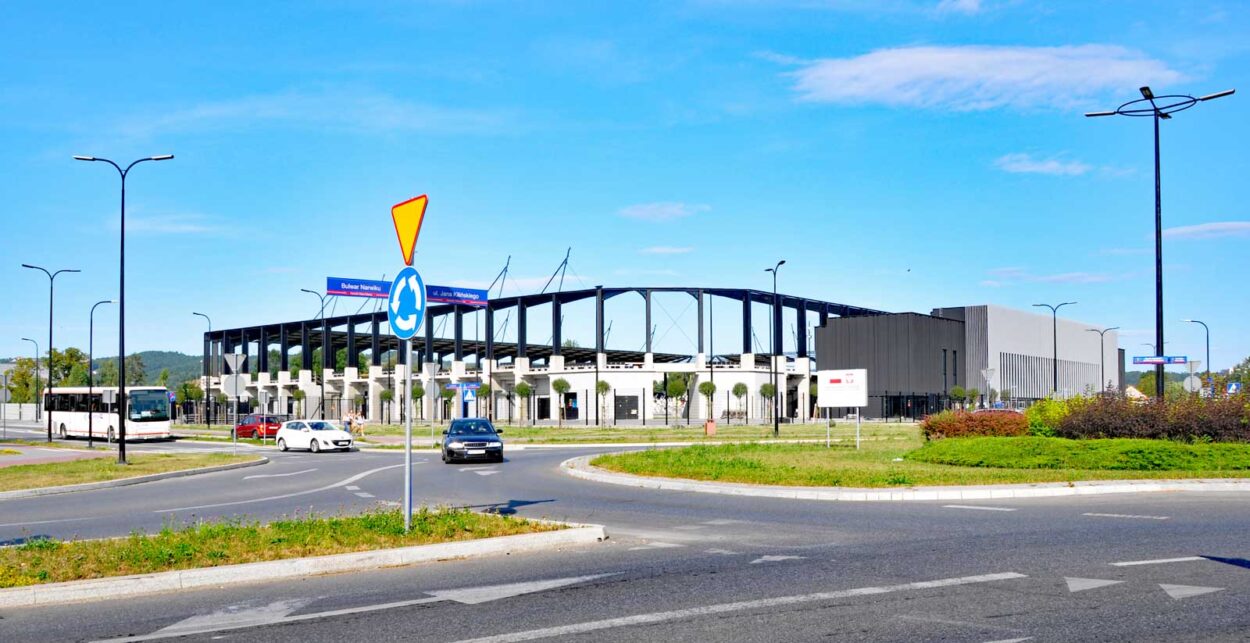 trwa postępowanie na dokończenie miejskiego stadionu w Nowym Sączu przy ul. Kilińskiego. budowa stadionu trwa od połowy 2021 roku