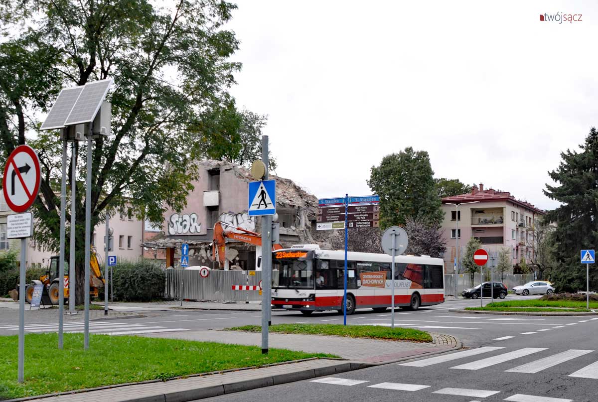 Nowy Sącz, Al. Wolności, trwa wyburzanie biurowca. 10 października 2023