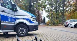 policyjny dron w tle radiowóz