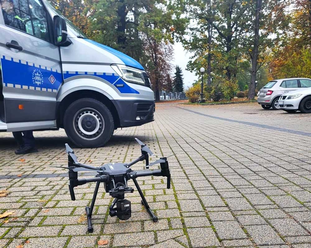 policyjny dron w tle radiowóz
