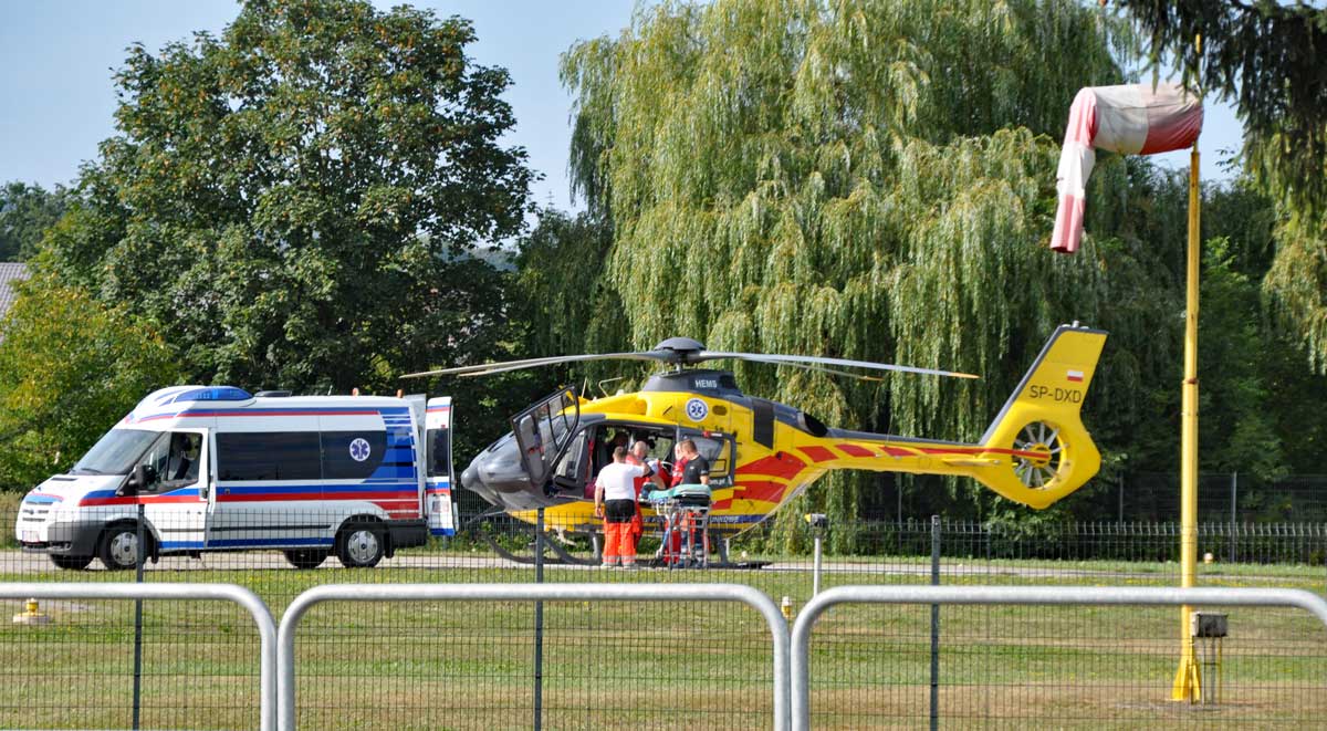 śmigłowiec EC135 Lotniczego Pogotowia Ratunkowego na lądowisku w Nowym Sączu