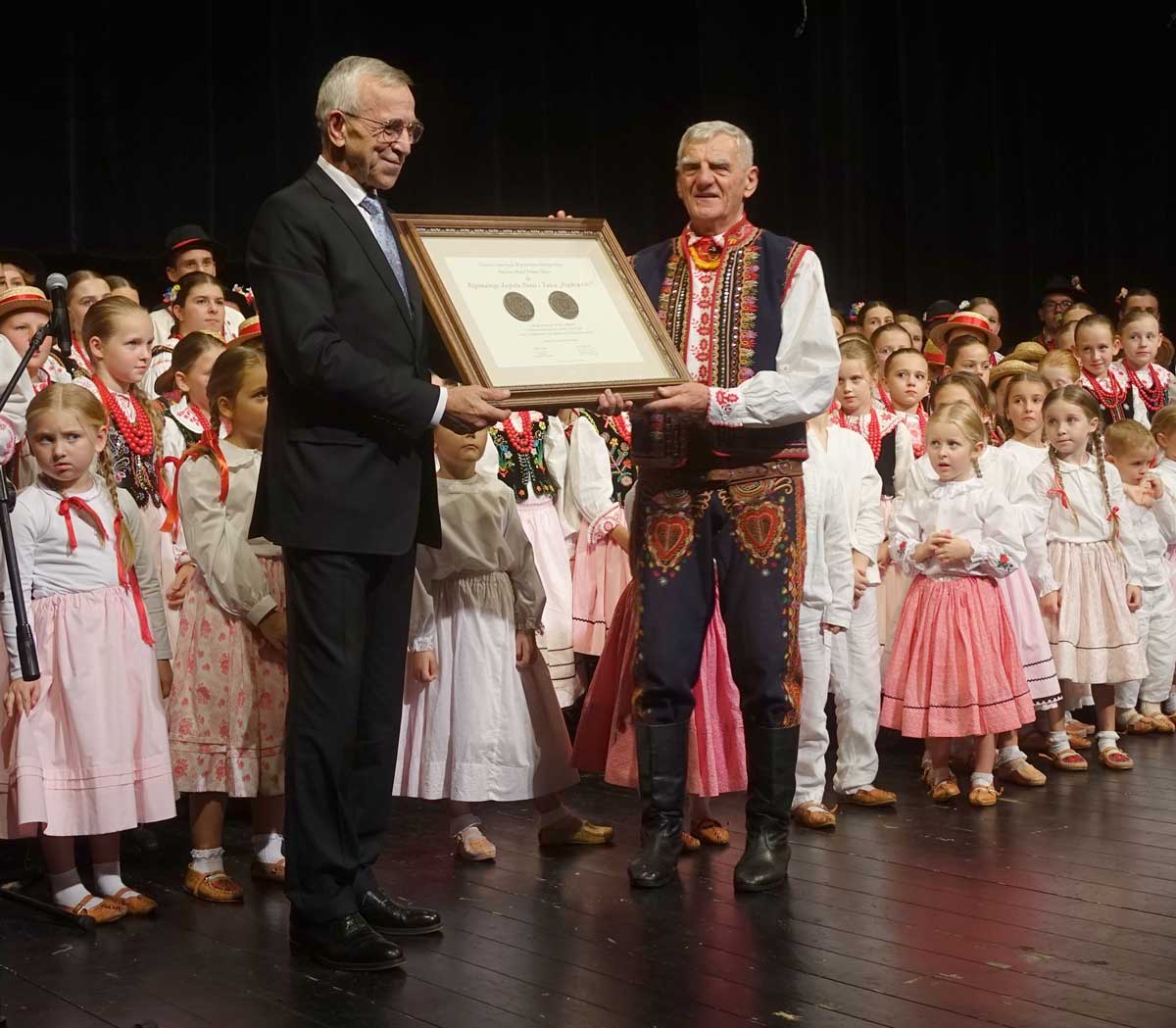Radny wojewódzki Jan Duda przekazał zespołowi Piątkowioki Brązowy Medal Polonia Minor przyznany przez samorząd Województwa Małopolskiego