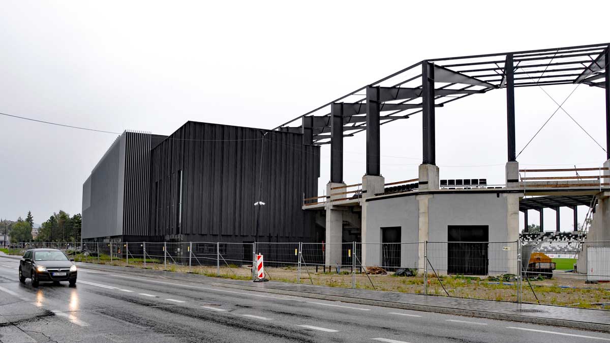 fragment budowy miejskiego stadionu w Nowym Sączu, stan z 2 października 2024. dokończenie budowy stadionu ma realizować firma Betonox